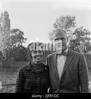 L'astronauta americano John Glenn (a destra) e la moglie Annie Glenn posano per una fotografia il sabato, 9 ottobre 1965 in un luogo sconosciuto nei Paesi Bassi. Un illustre pilota del corpo dei Marine degli Stati Uniti e uno dei sette astronauti originali del progetto Mercury della National Aeronautics and Space Administration, John Glenn fece il primo volo transcontinentale supersonico attraverso gli Stati Uniti nel 1957 e divenne il primo americano ad orbitare la Terra nel 1962. (Foto di Apex MediaWire di Jack de Nijs/Algemeen Nederlandsch Fotobureau) Foto Stock