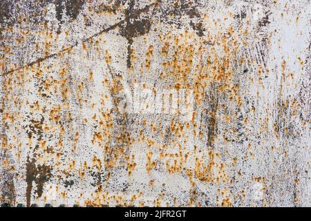 Vecchia superficie metallica dipinta arrugginita e graffiata, trama di fondo. Tessuto di metallo arrugginito parete Foto Stock