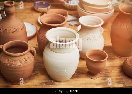 Vasellame artigianale in ceramica d'epoca secondo le tecnologie medievali. Ricostruzione degli eventi del Medioevo in Europa. Foto Stock