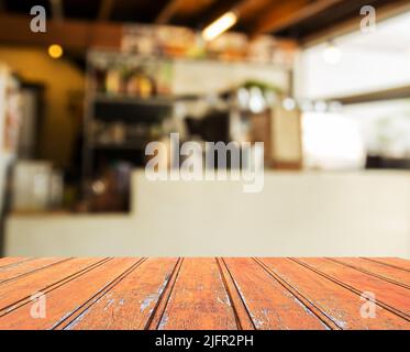Piano in legno marrone vuoto con sfondo sfocato per la caffetteria, per la visualizzazione del prodotto Foto Stock