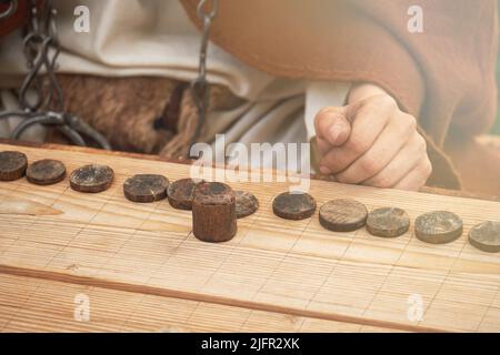 Ludus Latrunculorum, o Latrunculi, è un antico gioco di strategia romana. Ricostruzione di giochi da tavolo dall'Impero Romano Foto Stock