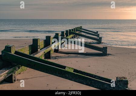breakwater sulla spiaggia Foto Stock