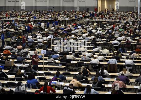 L'illustrazione mostra il primo turno della visita medica e dentale di ingresso per studenti di lingua francese, a Bruxelles, martedì 05 luglio 2022. L'esame di luglio per l'edizione 2022 dell'esame medico-dentistico si svolge presso l'Expo di Bruxelles. BELGA FOTO ERIC LALMAND Foto Stock