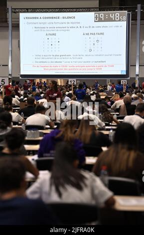 L'illustrazione mostra il primo turno della visita medica e dentale di ingresso per studenti di lingua francese, a Bruxelles, martedì 05 luglio 2022. L'esame di luglio per l'edizione 2022 dell'esame medico-dentistico si svolge presso l'Expo di Bruxelles. BELGA FOTO ERIC LALMAND Foto Stock