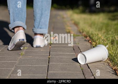 tazza di carta usa e getta gettata sul marciapiede Foto Stock