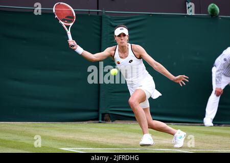 Tutti, Regno Unito. 4th luglio 2022. Lawn Tennis Club, Wimbledon, Londra, Regno Unito: Aliz Cornet francese durante la sua quarta perdita di round in Australia Ajla Tomljanovic a Wi, sanguinò oggi. Credit: Adam Stoltman/Alamy Live News Foto Stock