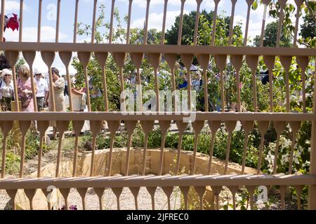 Londra, UK - 04/07/2022, scene dal primo giorno del RHS Hampton Court Garden Festival 4th luglio 2022 - Wooden Spoon Garden Foto Stock