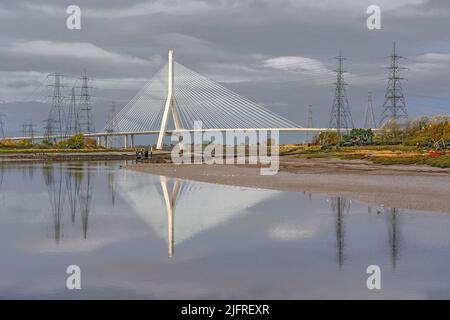 Flintshire Bridge sul fiume Dee e tralicci di elettricità vicino a Connah's Quay North Wales UK Ottobre 2021 Foto Stock