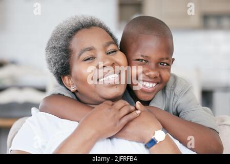 La famiglia non è una cosa importante. È tutto. Scatto di un ragazzo e la sua nonna che si lega a casa. Foto Stock