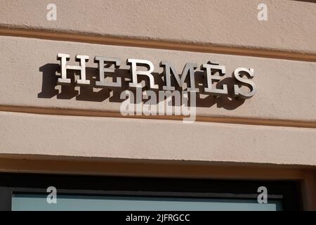 Cannes , paca France - 06 15 2022 : Hermes logo segno e testo marchio facciata facciata negozio di moda di lusso merci fabbricante Hermes boutique Foto Stock