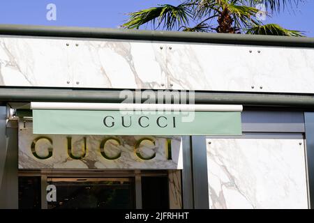 Cannes , paca France - 06 15 2022 : Gucci fashion store segno testo e logo Italiano lusso marca di moda e pelle buona Foto Stock