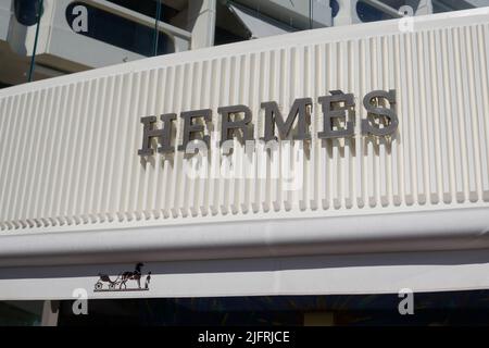 Cannes , paca / Francia - 06 12 2022 : Hermes logo segno e testo marchio ingresso facciata negozio di moda di lusso fabbricante di merci Hermes specializzata Foto Stock