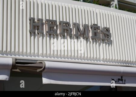 Cannes , paca , Francia - 06 12 2022 : marchio Hermes logo e firma di testo sulla facciata del negozio di alta moda francese negozio di articoli di lusso Foto Stock