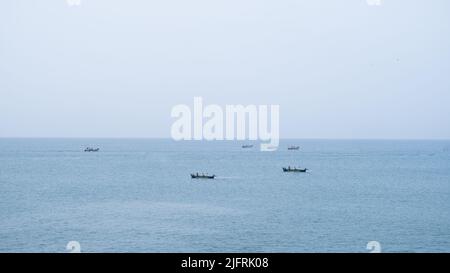 Vista mozzafiato di una barca da pesca nel mezzo di un oceano, vicino a gokarna Karnataka Foto Stock