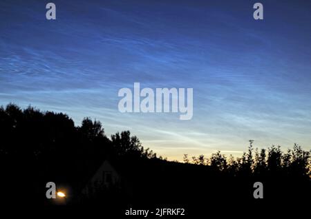 Nuvole Nottilucent su Bad Neustadt an der Saale. Baviera. Germania. Foto Stock