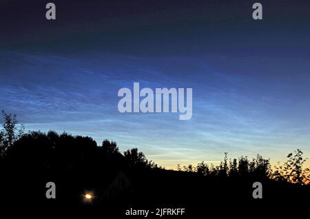 Nuvole Nottilucent su Bad Neustadt an der Saale. Baviera. Germania. Foto Stock