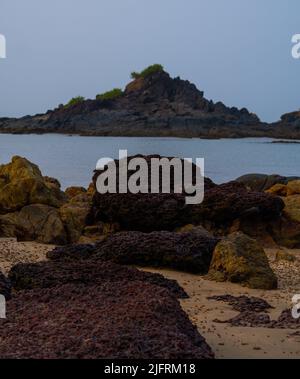 Rocce viola su una spiaggia di gokarna a karnataka Foto Stock