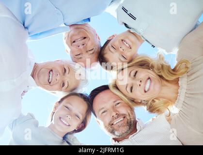 Ti amo all'infinito e oltre. Un colpo di una famiglia multi-generazionale che sta insieme in un huddle. Foto Stock