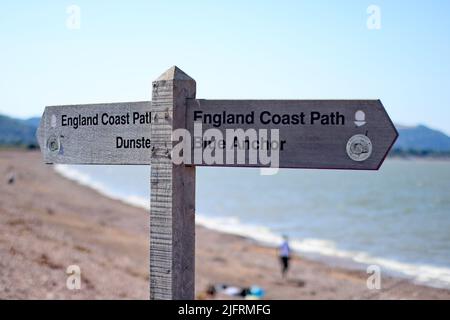 Un segno del percorso costiero dell'Inghilterra vicino ad Anchor blu in Somerset. Punta a Dunster a ovest e Blue Anchor a est Foto Stock