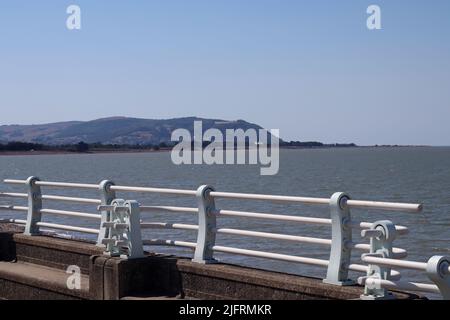 Ringhiere metalliche sulla spianata di Blue Anchor nel Somerset guardando verso ovest sul canale di Bristol verso Minehead e Porlock Foto Stock