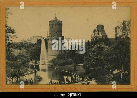 Il Kronenburgerpark, intorno alla fine del secolo, con il Kronenburgertoren, popolarmente noto come Kruittoren. Il parco, progettato dall'architetto belga Liévin Rosseels, fu costruito tra il 1880 e il 1882 dopo la demolizione delle mura della città. A destra della torre, il grande palazzo del 1887 dall'architetto J.W. Michielsen (Consolato belga) al Parkweg 100 e sulla sinistra sullo sfondo, il vecchio ponte ferroviario Foto Stock