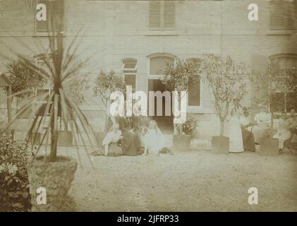 A sinistra la famiglia Snoeck per Huize Oud Heyendaal con in piedi, tra gli altri, Johan Hendrik Snoeck (1841-1921) e sua figlia Emilie Snoeck (1879-1942); seduta zia Henrietta Adriana Anna Snoeck (1835-1920) e Adriana Alida Gerarda Johanna de wit (1852-1920) Foto Stock