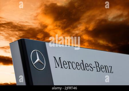 Werbe- und Firmanschild der Firma Mercedes Foto Stock