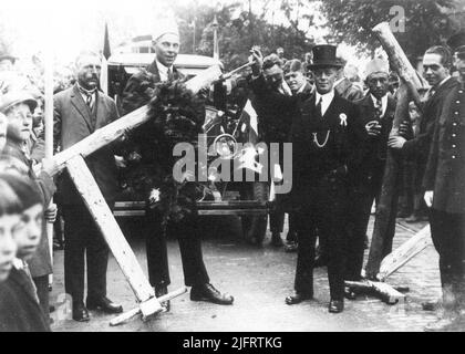 Con grande esposizione festiva e con grande interesse pubblico, il pedaggio Ubberg è stato revocato; numerosi oratori hanno diretto la parola e il corpo musicale dal concerto alto e basso. Il comitato del partito costituito dai sigg. A. de wit, A. th. Van Basten Batenburg, W. Lamers, G. th. Van Boldrik, L. van Avesaath, G.J. Lindeboom, direttore postale De Graaf e A. v.d. BOOGAARD dopo aver segato l'albero a pedaggio Foto Stock