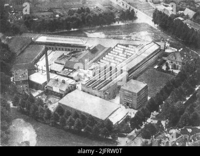 Foto aerea della fabbrica di carta 'Gelderland'; P.S. in questo sito tra l'Oude Weurtseweg (Boven), De Krayenhofflaan (in alto a destra), De Voorstadslaan (in basso a destra) e il primo Oude Heselaan (in basso a sinistra), le case sono state costruite nel 1985 sul sito cormorante, De Meerkoetplaats, De Reigerplaats, Uiver Place e Waterhoenplaats. In basso a destra delle case in testa al Weurtseweg. Foto Stock