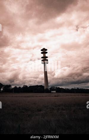 Una vecchia torre di comunicazione vicino a Redon in Ille et Vilaine nel cuore della Bretagna, Francia Foto Stock