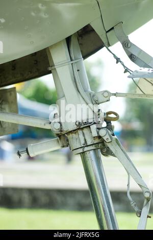 Vista ravvicinata del vano ruota o del carrello di atterraggio di un vecchio aeromobile Foto Stock