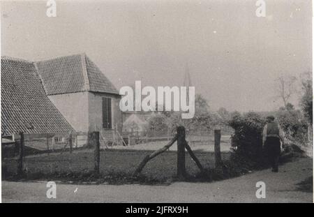 Una parte di un 18th (?) Casa colonica del secolo, demolita nel dicembre del 1988; sullo sfondo la torre della Congregazione riformata olandese su Scheddomlaan Foto Stock