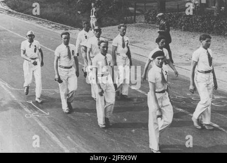 Una parte del gruppo di partecipanti cittadini francesi (fra) sulla strada il primo giorno delle 22nd quattro marce giorni alla scissione dei corsi sulla strada Nijmegen - Venlo. Foto Stock