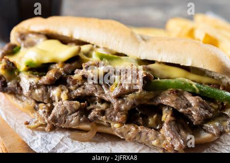 Sandwich di cheesesteak di Philly su tavola di legno Foto Stock