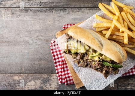 Sandwich di cheesesteak di Philly su tavola di legno Foto Stock