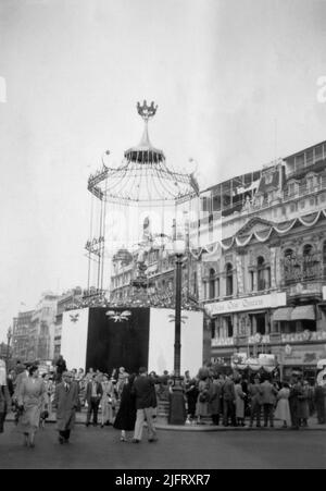 Gabbia ornamentale ornamentale ornamentale eretta intorno alla statua di Eros, Piccadilly Circus, Londra durante le celebrazioni per l'incoronazione della Regina Elisabetta II 1953. Progettato da Sir Hugh Maxwell Casson. Foto Stock