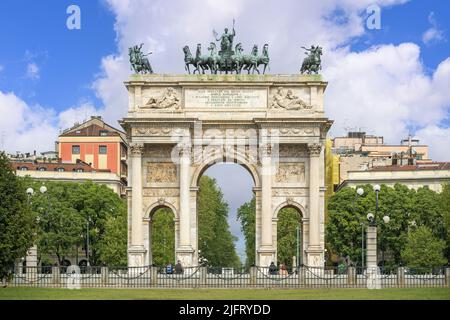 Arco della Pace o Arco della Pace a Milano. Porta Città di Milano situata al centro di Piazza Sempione. Foto di alta qualità Foto Stock