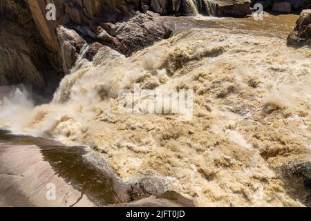 Alluvione acque che si riversano lungo la cascata principale del parco nazionale di Augrabies in Sudafrica. Si tratta di una cima della cascata. Foto Stock