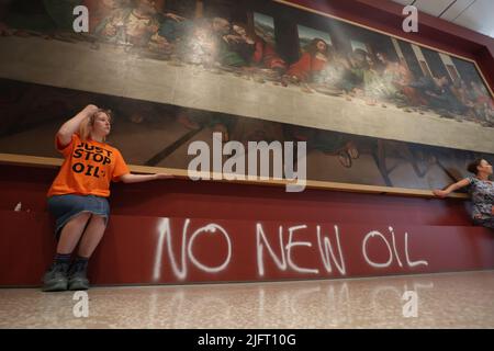 I manifestanti del gruppo di proteste sul clima Just Stop Oil incollano le mani al telaio di una copia di Leonardo da Vinci, l'ultima cena all'interno della Royal Academy di Londra. Data foto: Martedì 5 luglio 2022. Foto Stock