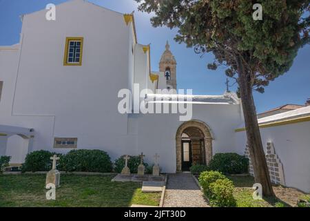 Igreja do Carmo Chiesa Faro Portogallo ingresso alla Cappella delle ossa chiamata Capela dos Ossos facciata posteriore e Giardino Faro l'Algarve Portogallo Foto Stock