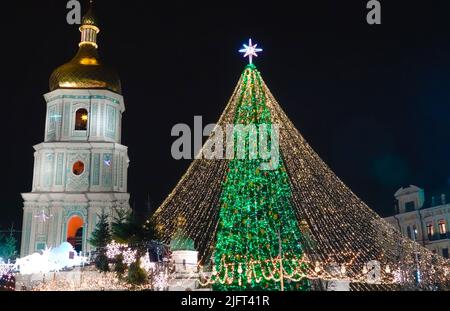 Albero centrale di Natale sulla piazza della città di Kiev per il nuovo anno 2021 Foto Stock