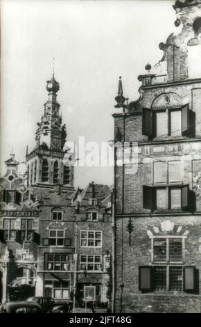 Visto in direzione ovest con il rinnovato San Stevenstoren e sulla destra la parete laterale del Waag con le scuderie restaurate a gradini della vecchia sala di stoffa accanto all'arco della chiesa nel 1927. Foto Stock