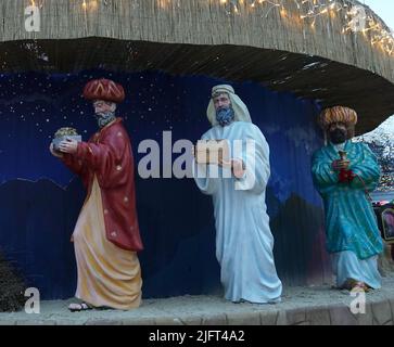 Kiev, Ucraina 2 gennaio 2022: Sculture alla base dell'albero centrale di Natale che portano regali per Natale a Kiev per il nuovo anno 2022 Foto Stock