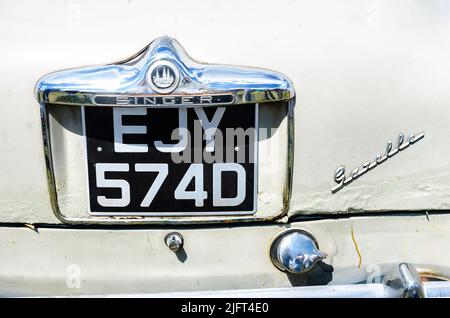 Primo piano di una targa e dettaglio su un'auto classica Singer Gazelle del 1966 al Motor Show di Reading, Regno Unito Foto Stock