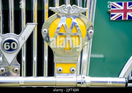 Dettaglio di un badge AA sulla parte anteriore di un Humber Scepter 1963 davanti alla griglia dell'auto al Berkshire Motor Show di Reading, Regno Unito Foto Stock