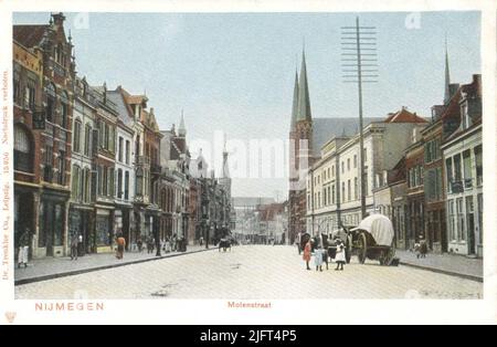 Visto a Vlaamsegas in direzione di Korte Molenstraat. Sullo sfondo a destra la Chiesa di Sant'Ignazio Foto Stock