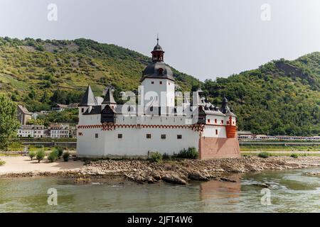 Castello di Pfalzgrafenstein (Burg Pfalzgrafenstein) sull'isola di Falkenau, isola di Pfalz, nel fiume Reno vicino a Kaub, Germania. Torre pentagonale. Foto Stock