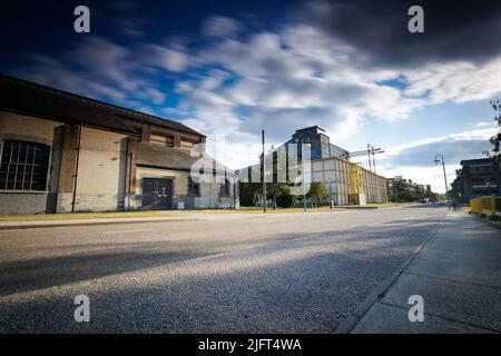 Storico edificio del tunnel del vento del R52 e del Q121 nell'ex stabilimento degli aerei reali (RAE) di Farnborough, Hampshire, Regno Unito Foto Stock