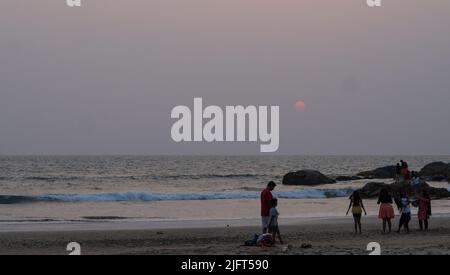 Sharavati River, Karnataka, India - Aprile 03,2022:bellissimo tramonto a om Beach.Padre e figlio a piedi sulla spiaggia Foto Stock