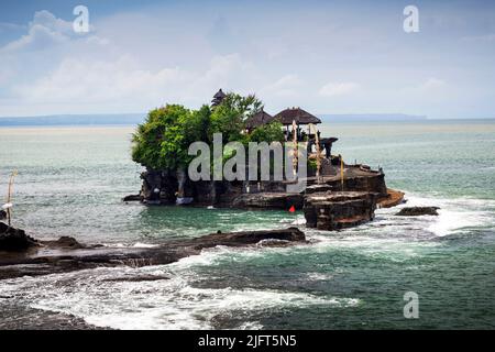 Tempio Tanah Lot sulla costa balinese, Beraban, Bali, Indonesia Foto Stock